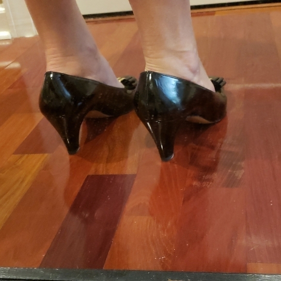 FERRAGAMO Black Patent Leather Pumps EUC in Box - Picture 5 of 13